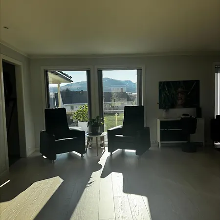 Daire Close To Airport Leknes