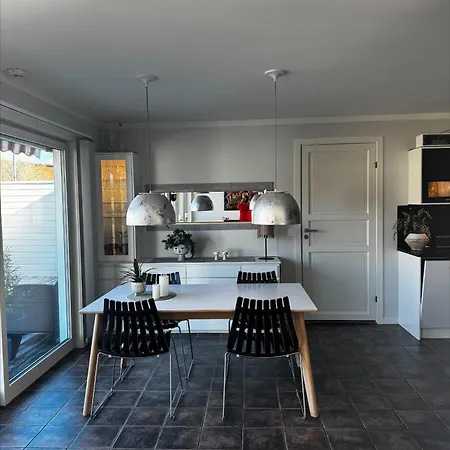 Close To Airport Daire Leknes